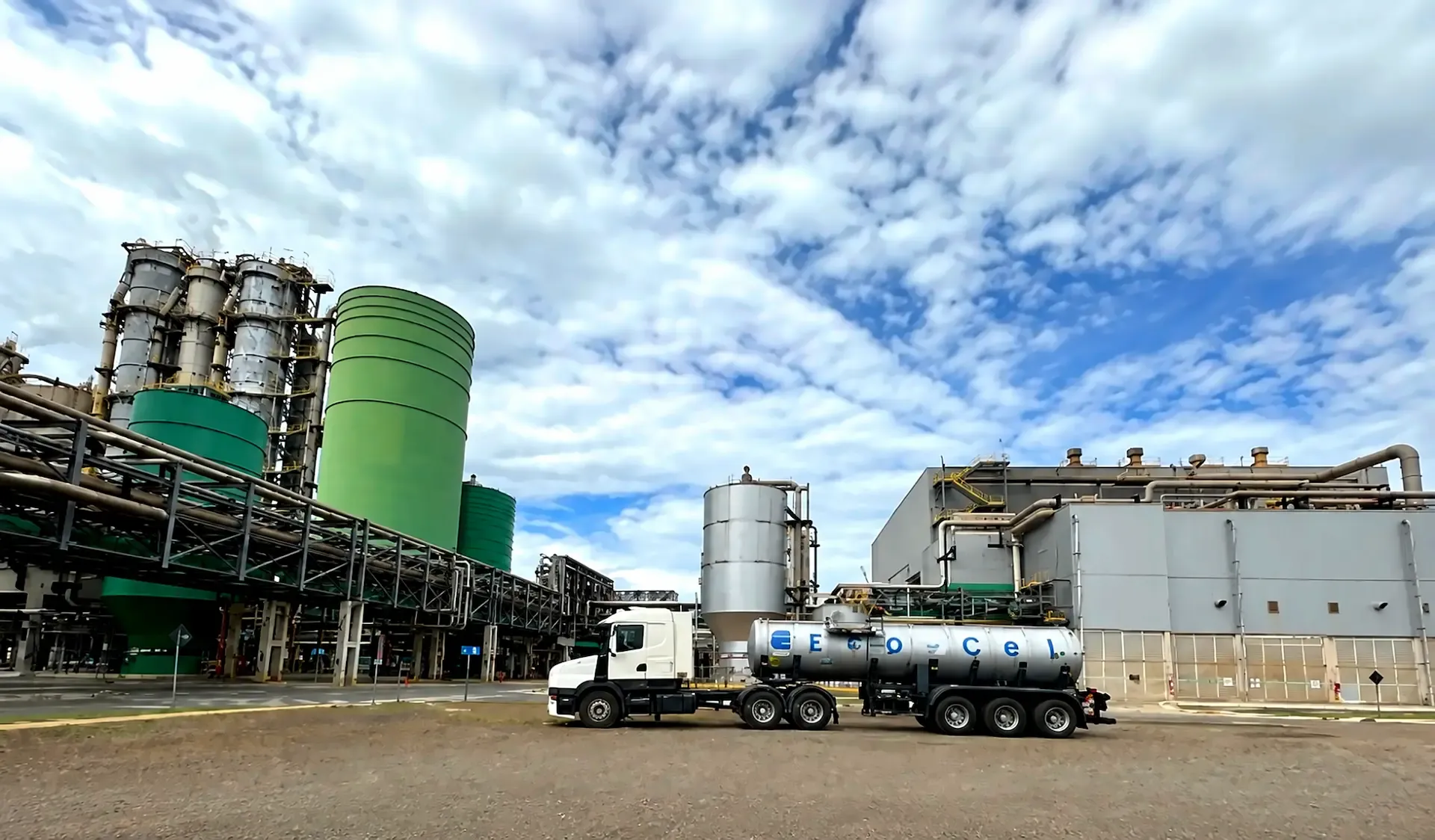 Flota de camiones de soluciones ambientales del Grupo Eco-Quim junto a su equipo técnico