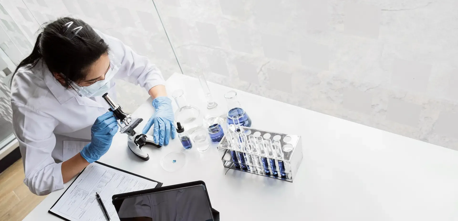 Especialista analizando muestras al microscopio en el laboratorio de I+D de Eco-Cel